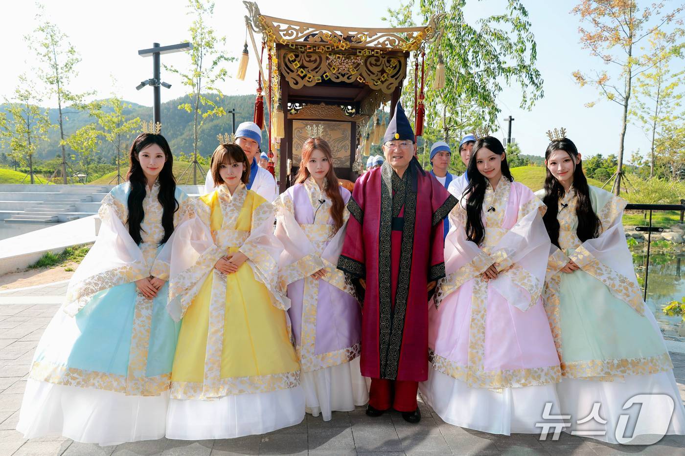 주낙영 경북 경주시장이 지난 2일 보문단지에서 기념촬영을 하고 있다. (경주시제공, 재판매 및 DB금자) 2026.8.3/뉴스1