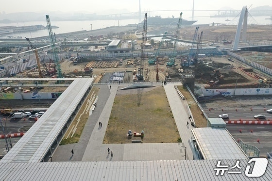 부산역 상부층에서 바라본 북항 재개발지구 환승센터 공사 현장 모습 (BPA 제공. 재판매 및 DB금지)