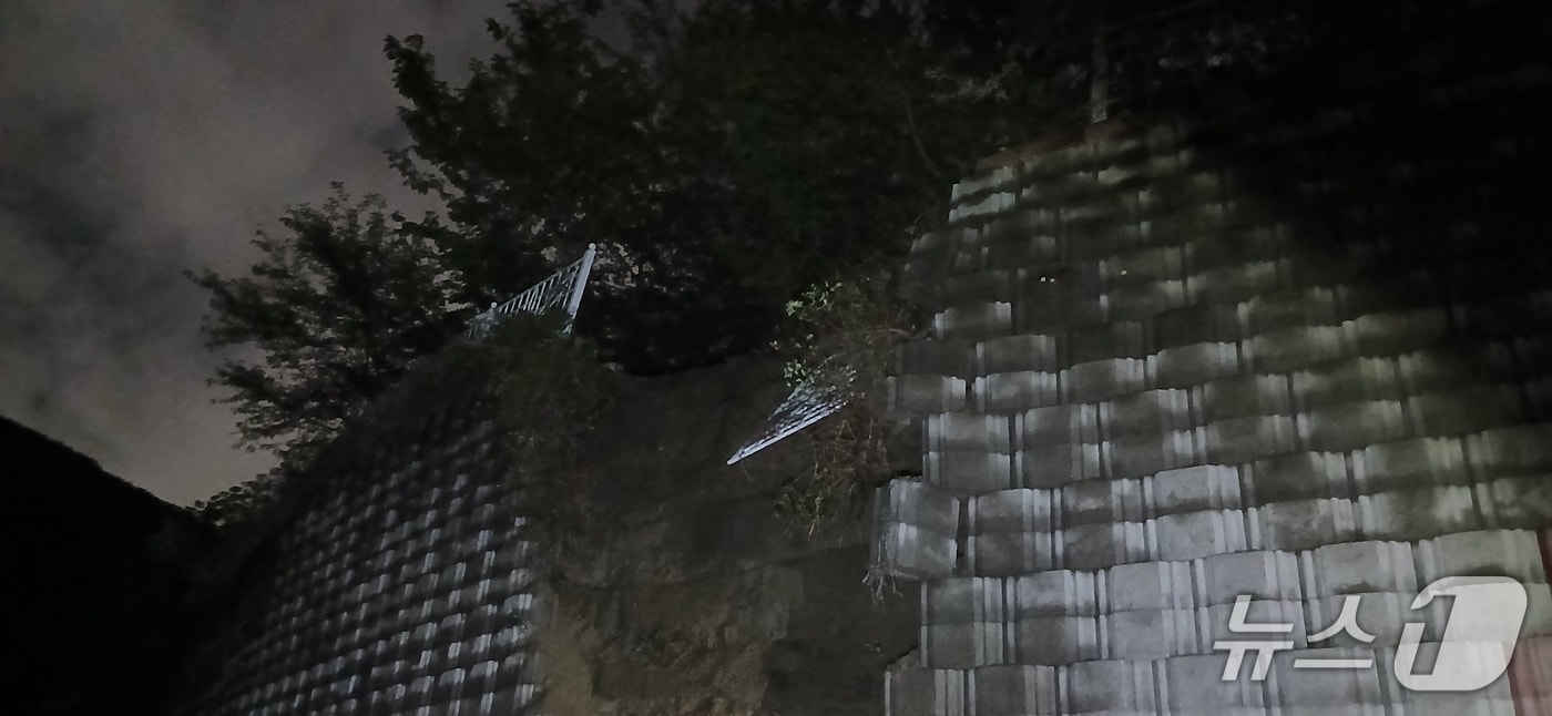 29일 부산 사하구 당리동의 한 과학고등학교에서 옹벽이 무너진 사고 현장.(부산소방재난본부 제공. 재판매 및 DB금지)