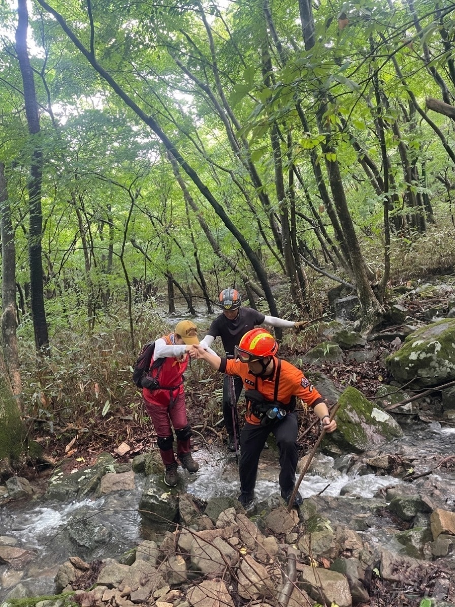 30일 오전 전남광주 무등산국립공원에서 소방·경찰·국립공원공단합동 구조대가 길을 잃은 60대 등산객을 발견해 구조하고 있다. (전남광주통합소방본부 제공. 재판매 및 DB금지)