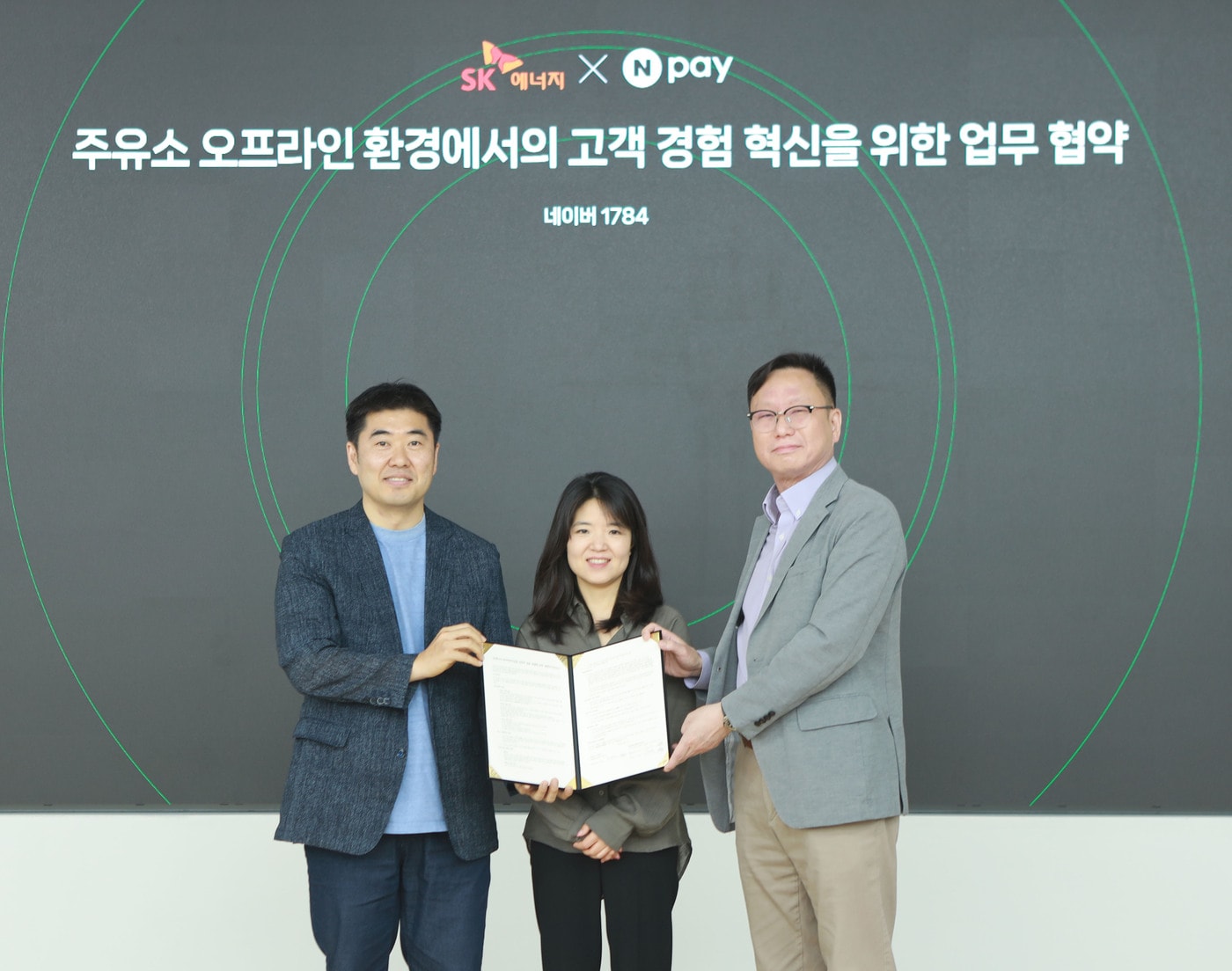 (왼쪽부터) 이향철 네이버페이 페이서비스 책임리더, 이미영 네이버페이 페이인프라&비즈 책임리더, 배정한 SK에너지 마케팅본부장이 네이버 1784에서 업무협약을 체결한 후 기념사진을 촬영하고 있다. (네이버페이 제공)