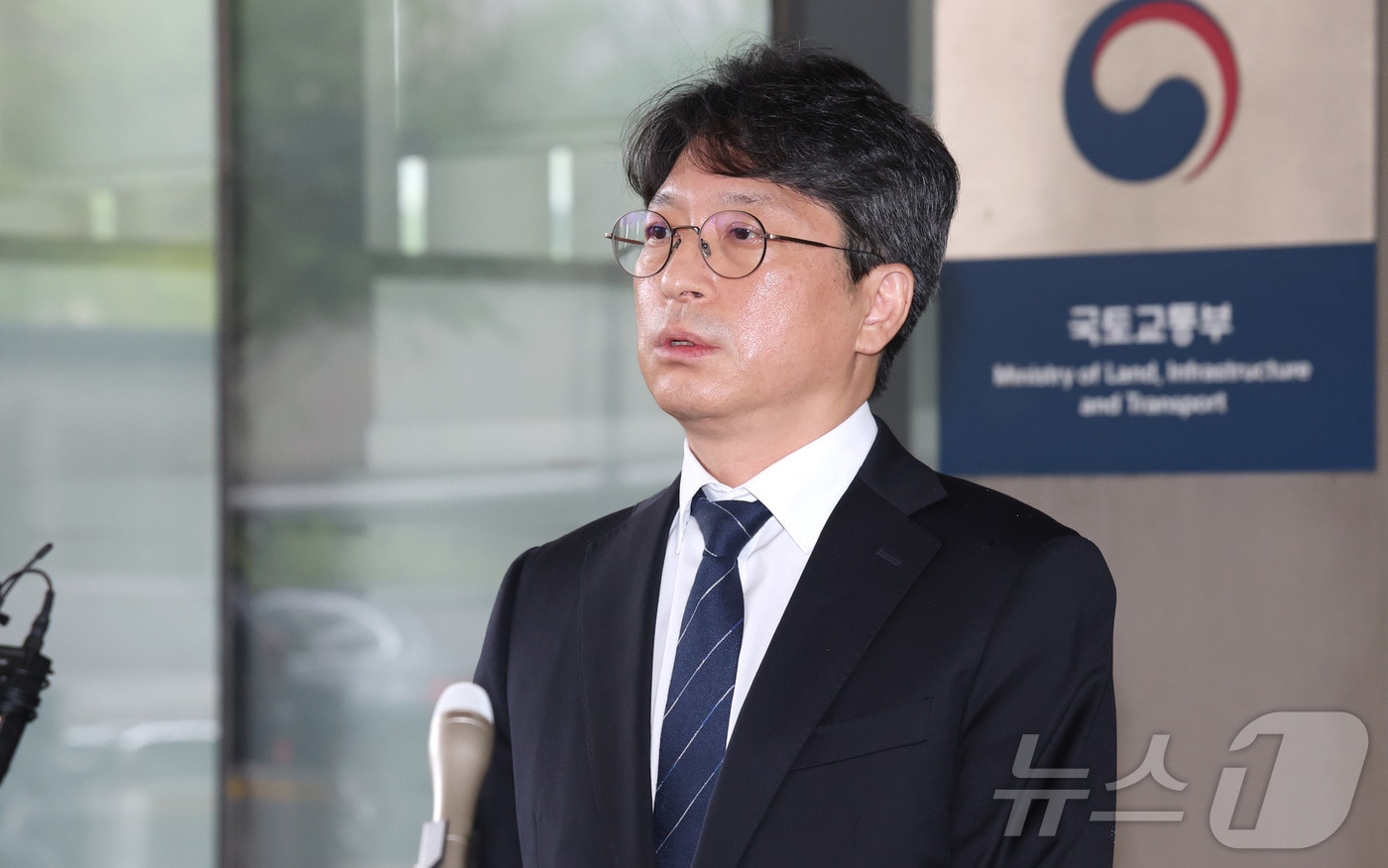 홍지선 국토교통부 장관 후보자가 31일 세종시 정부세종청사로 출근하며 취재진에게 장관 지명에 관한 소회를 밝히고 있다.2026.8.31 ⓒ 뉴스1 김기남 기자