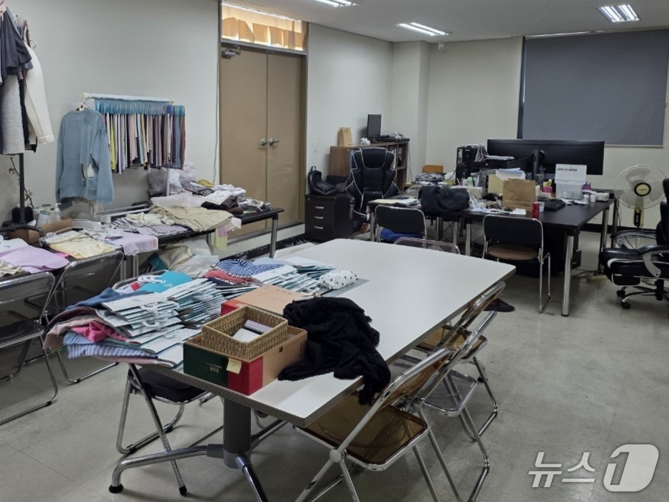서울의 한 원단업체에 차려진 불법 도박사이트 조직 사무실.(울산경찰청 제공. 재판매 및 DB금지)/뉴스1