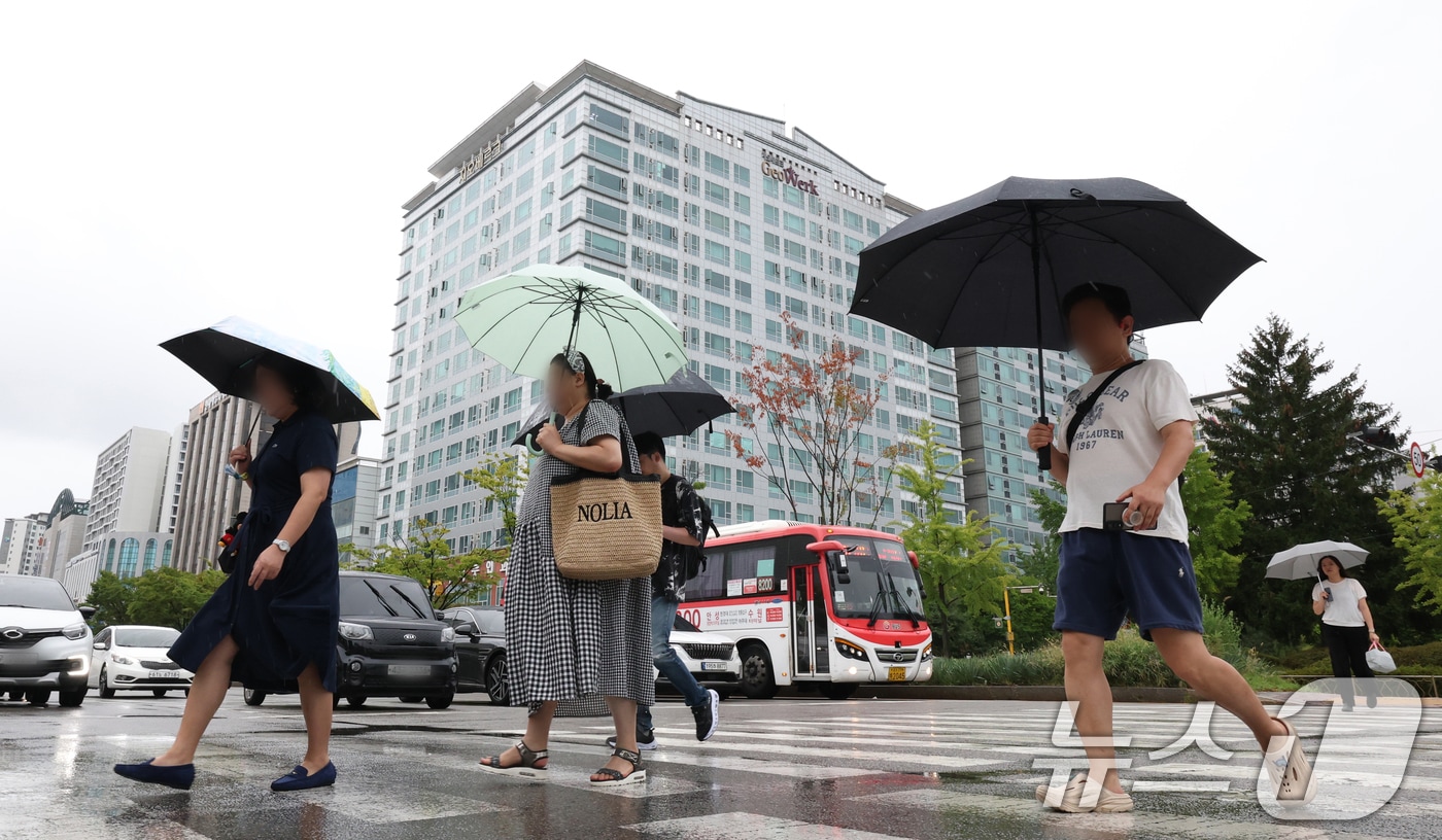 9월 첫날 중부지방 비 소식…남부·제주 낮 최고 33도 무더위