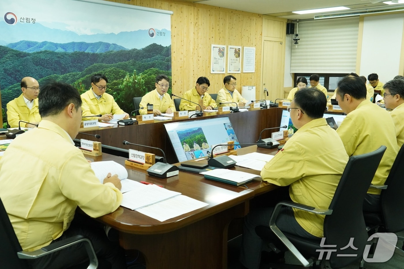 박은식 산림청장(정면방향 가운데)이 31일 국정과제 및 현안점검회의에서 직장 내 괴롭힘 근절 등 공직기강 확립에 솔선수범할 것을 강조하고 있다.(산림청 제공. 재판매 및 DB금지)/뉴스1