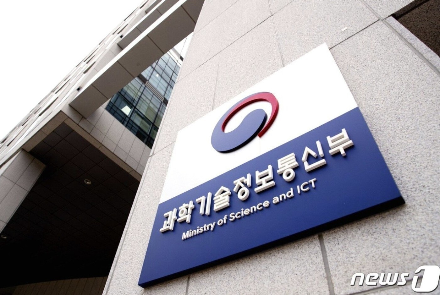 과기정통부, AI·XR 청년인재 82명 배출...AI 글라스 교육도 첫선 - 뉴스 썸네일 이미지