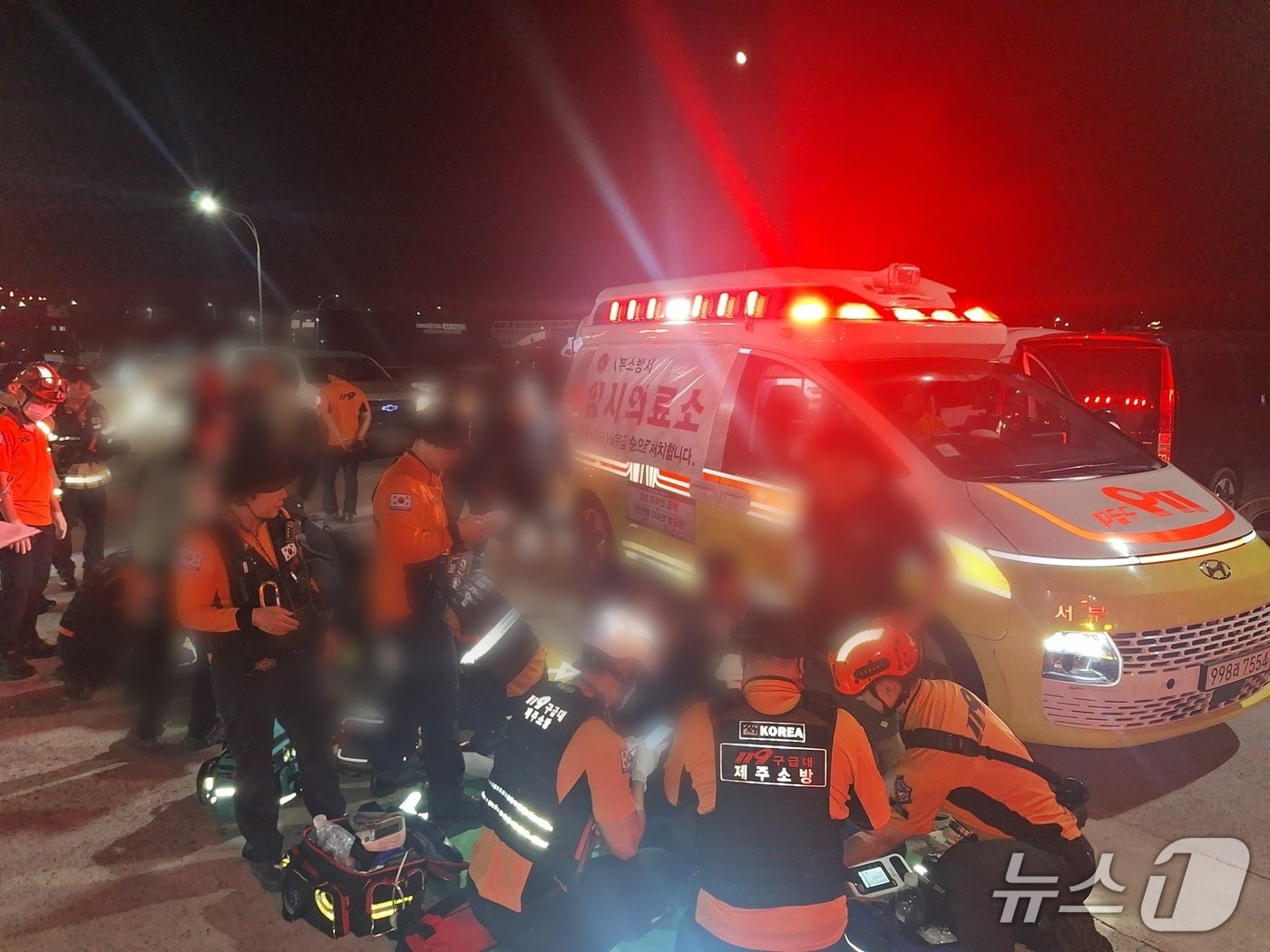 구급대원들이 사고난 어선 환자들을 살피고 있다(제주소방본부 제공. 재판매 및 DB금지)/뉴스1
