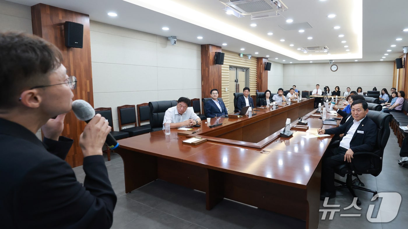 논산시의회가 3일 제10대 의회 의원과 의회사무국 직원을 대상으로 시의회 1층 회의실에서 'AI 활용 역량 강화 교육'을 실시했다.(논산시의회 제공.재판매 및 DB금지)/뉴스1