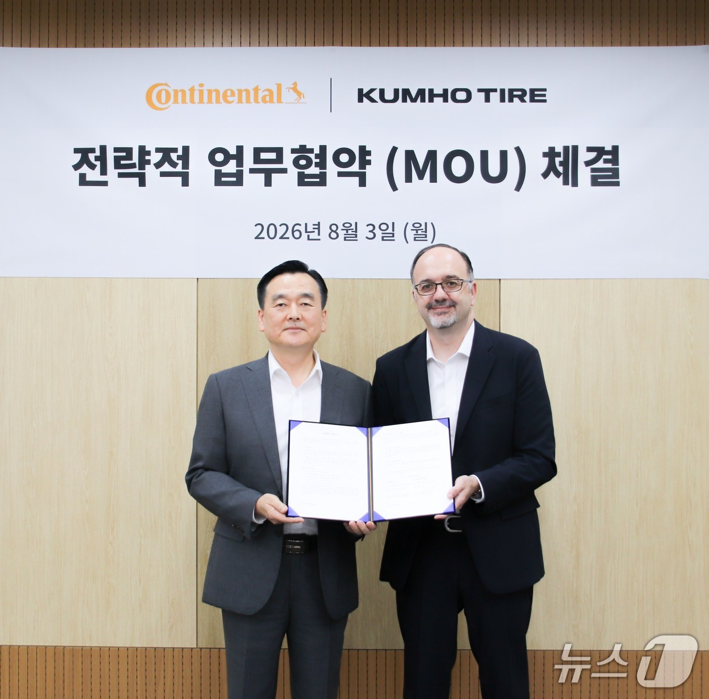 김성 금호타이어 한국영업부문 상무와 니코 키리아조폴로스 콘티넨탈타이어 코리아 교체타이어 부문 대표가 업무협약을 체결하며 기념 사진 촬영을 하고 있다(금호타이어 제공)
