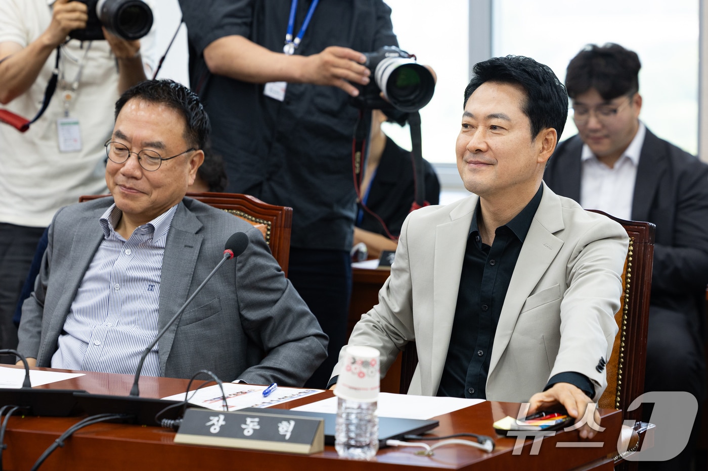 장동혁 국민의힘 대표가 지난 4일 서울 여의도 국회에서 열린 제438회 국회(임시회) 교육위원회 제1차 전체회의에 참석해 자리하고 있다. 왼쪽은 서범수 국민의힘 의원. 2026.8.4 ⓒ 뉴스1 유승관 기자