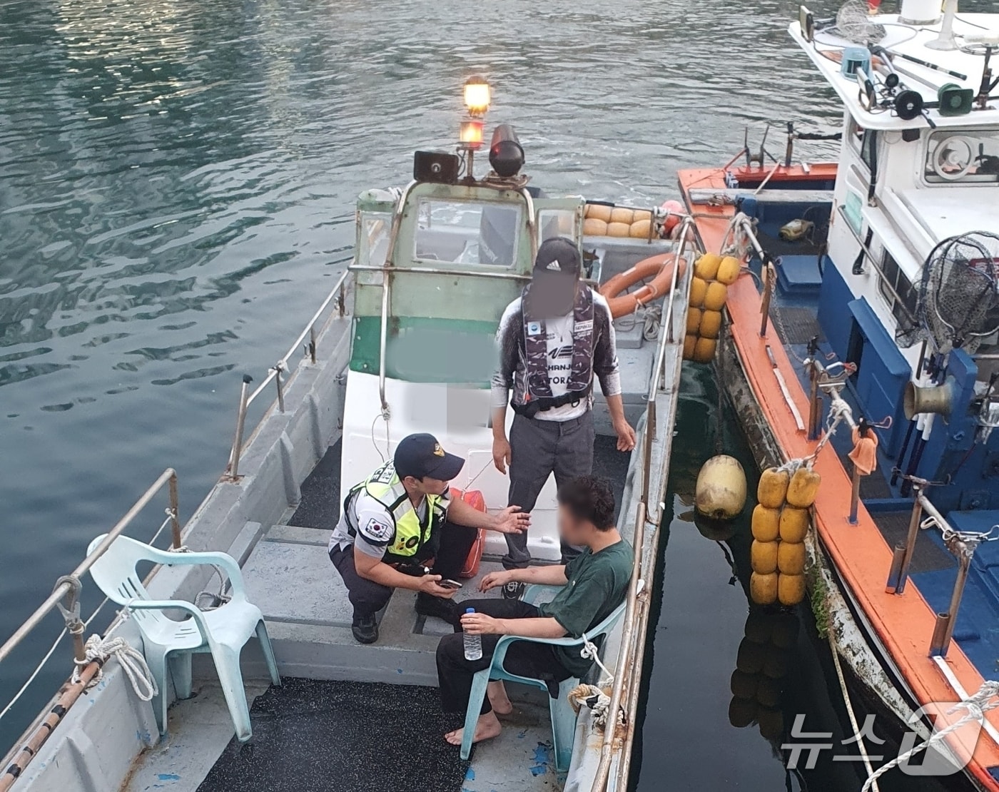 해경이 태종대 고래등 갯바위에서 실족한 행락객 A 씨를 구조하는 모습 (해경 제공. 재판매 및 DB금지)