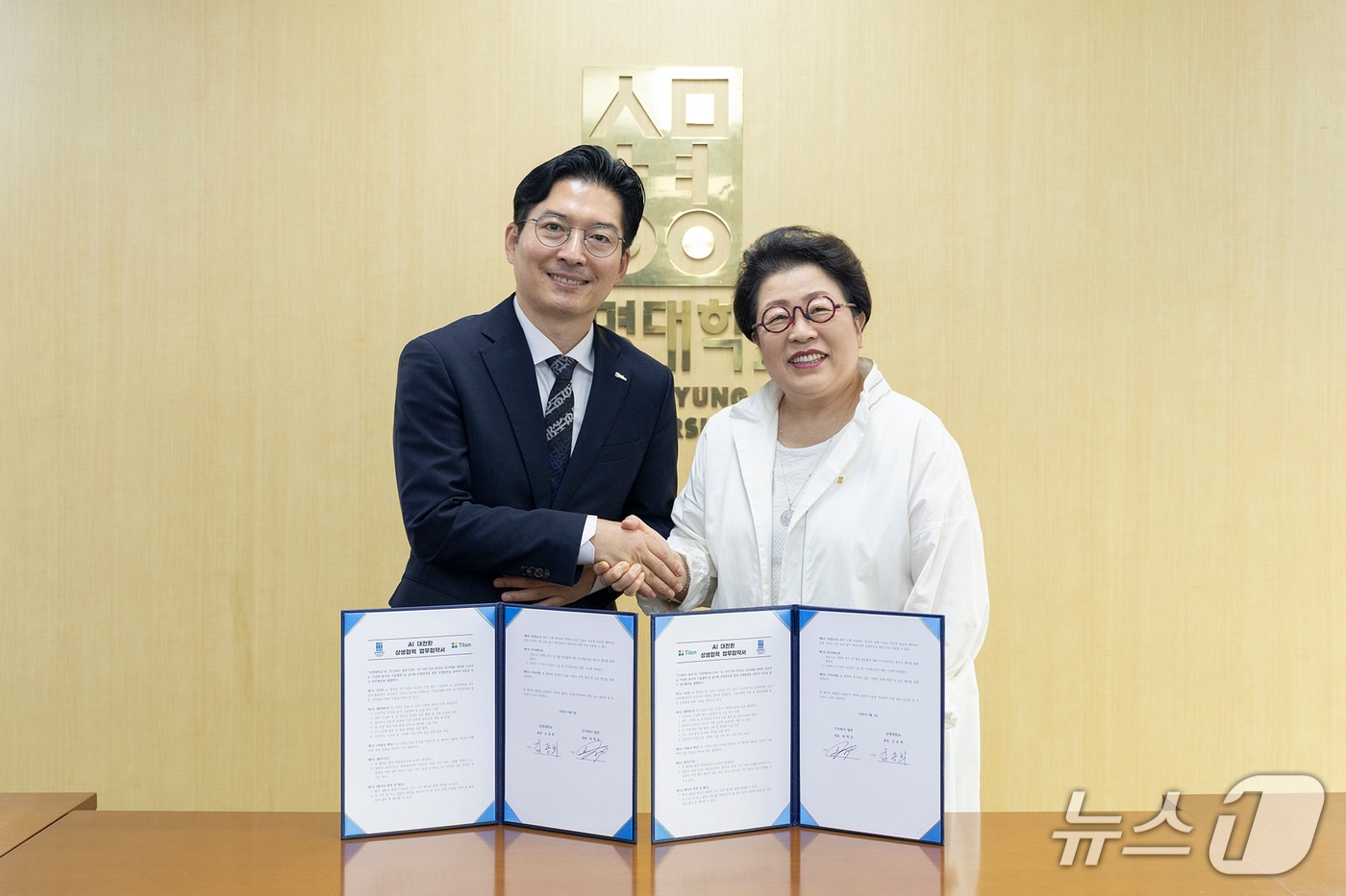 상명대는 지난 3일 서울캠퍼스에서 소프트웨어 기업 틸론과 교류협력협약(MOU)를 체결했다. 사진 왼쪽부터 최백준 틸론 대표, 김종희 상명대 총장.(상명대 제공)