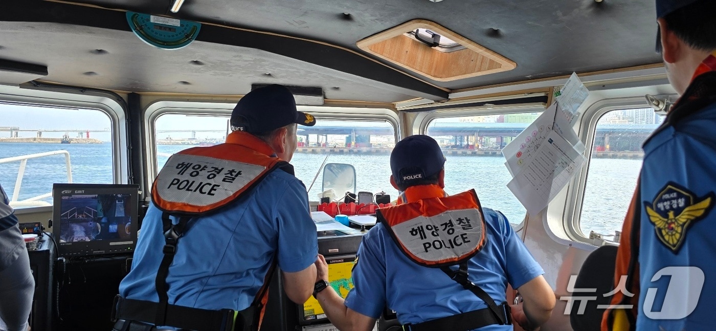 제 13호 태풍 북상에 대비해 해경이 현장점검을 하는 모습 (해경 제공. 재판매 및 DB금지)
