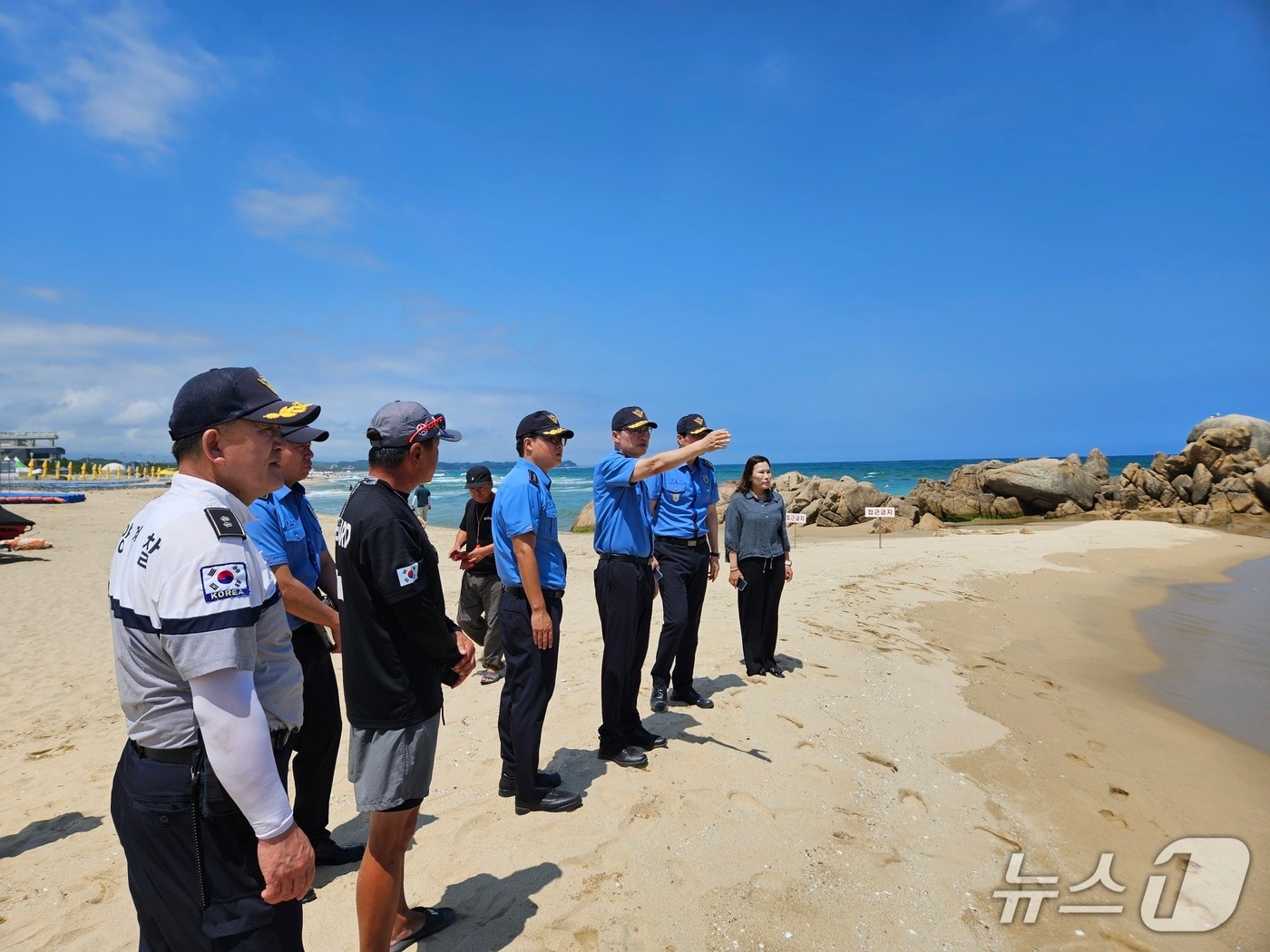 4일 양양 하조대 해변 점검 중인 이종욱 동해해경청장 직무대리.(사진 네 번째. 재판매 및 DB 금지) 2026.8.4/뉴스1