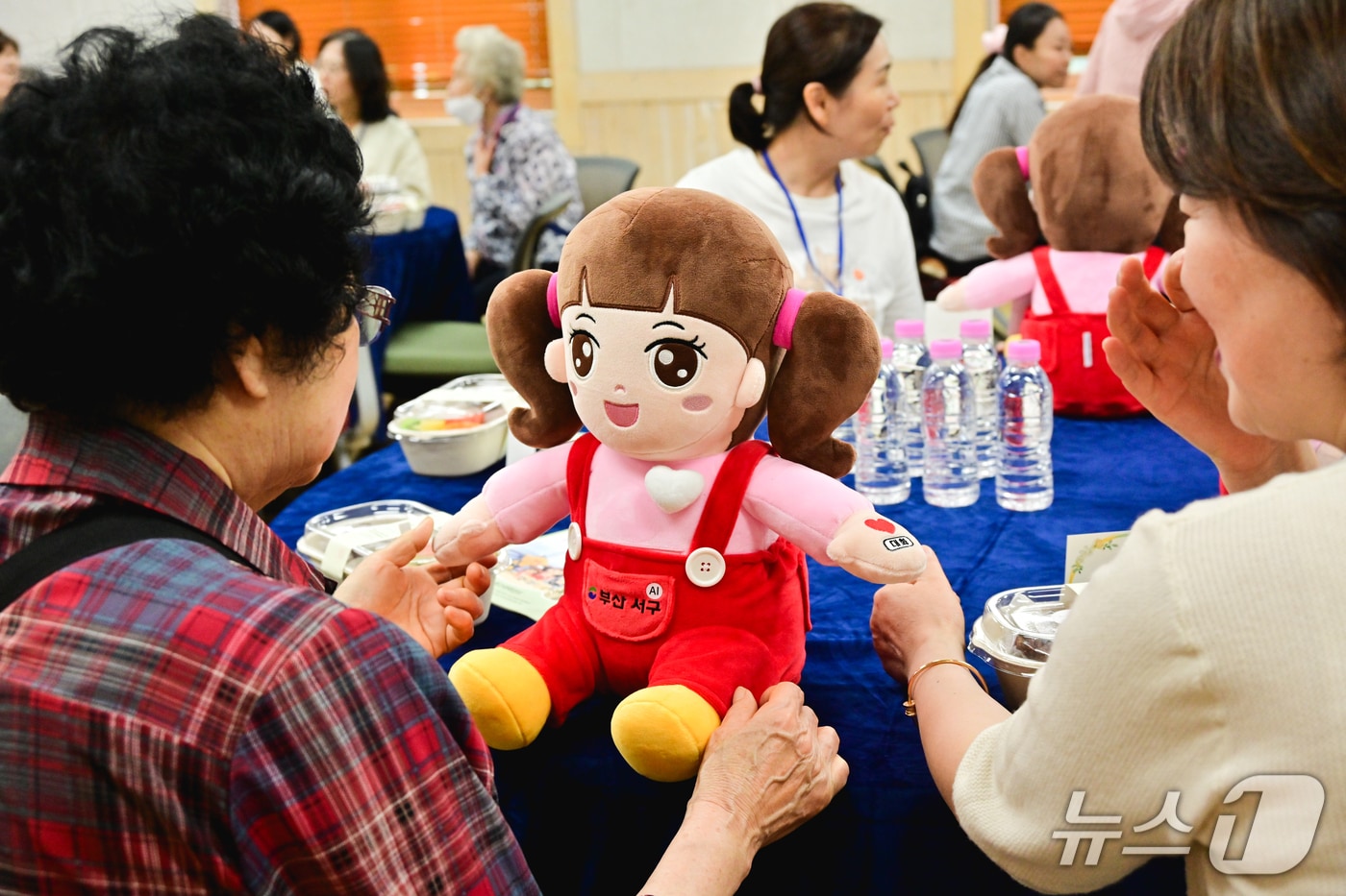 부산 서구에서 통합돌봄 대상자 30명에게 보급한 인공지능(AI) 돌봄 로봇 '초롱이' (서구 제공. 재판매 및 DB금지)
