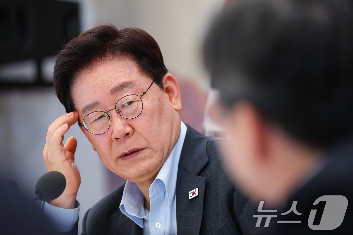 이재명 대통령이 4일 청와대 영빈관에서 열린 고용노동부, 중소벤처기업부, 공정거래위원회 2차 업무보고에서 발언을 듣고 있다. (청와대통신사진기자단) 2026.8.4 ⓒ 뉴스1 이재명 기자