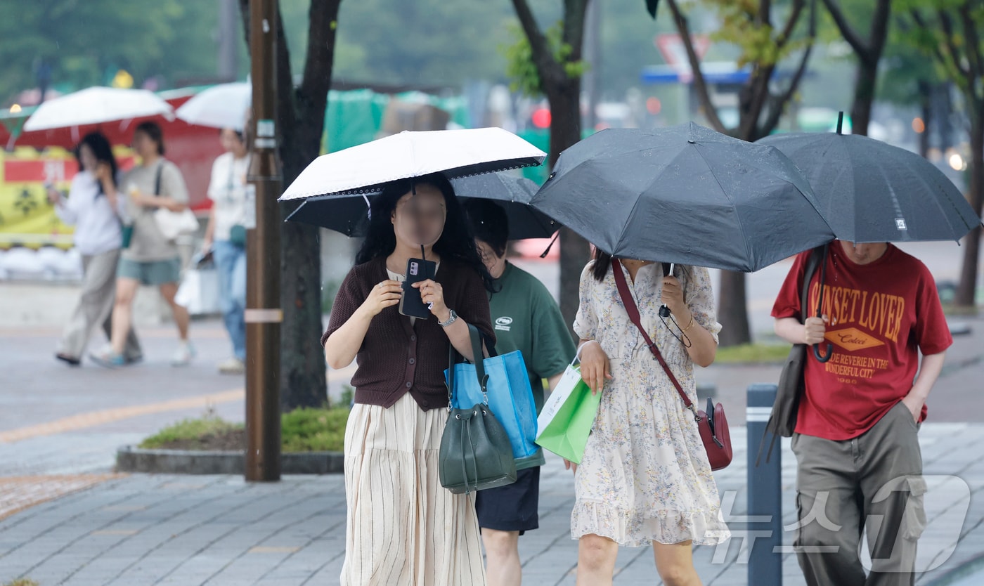 전남광주통합특별시 서구 일부 지역에 소나기가 내리고 있다. 2026.8.4 ⓒ 뉴스1 김태성 기자