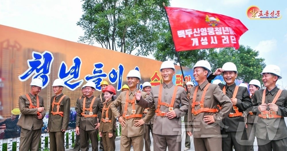 (평양 노동신문=뉴스1) = 북한 노동당 기관지 노동신문은 5일 "지난 5년간 우리의 미더운 수도건설자들은 당 제8차 대회가 결정한 평양시 5만 세대 살림집 건설 목표를 빛나게 초과 완수하는 자랑찬 성과를 이룩했다"라고 전했다. [국내에서만 사용가능. 재배포 금지. DB 금지. For Use Only in the Republic of Korea. Redistribution Prohibited] rodongphoto@news1.kr