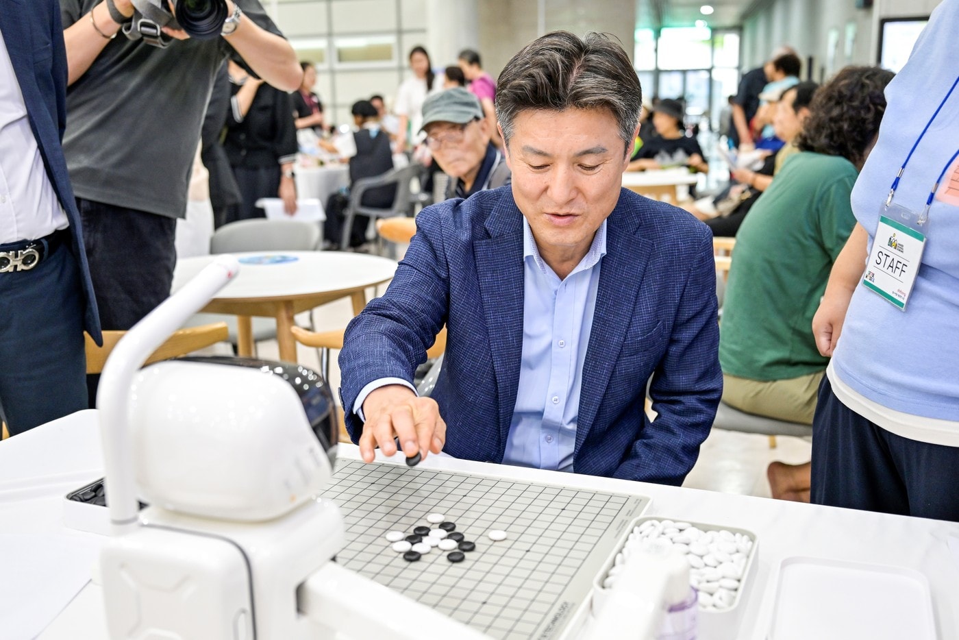 김동욱 서울 도봉구청장이 전시회장에 마련된 4차 산업 체험 부스에서 AI 로봇과 오목 대국을 두고 있다.(도봉구 제공)