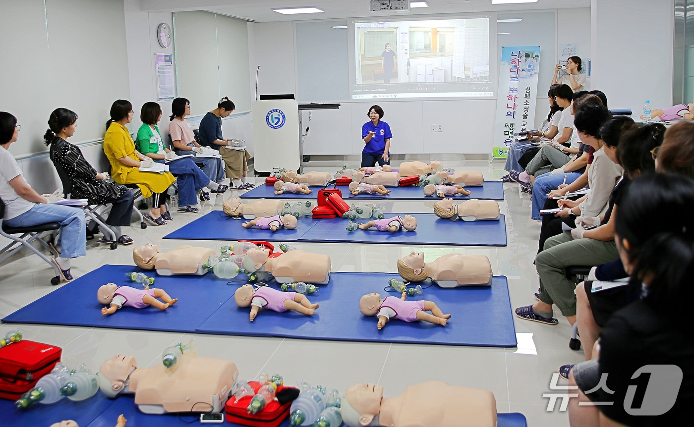 경북교육청 보건교사들이 경북보건대에서 심폐소생술 실습을 하고 있다. (경북보건대 제공. 재판매 및 DB금지)
