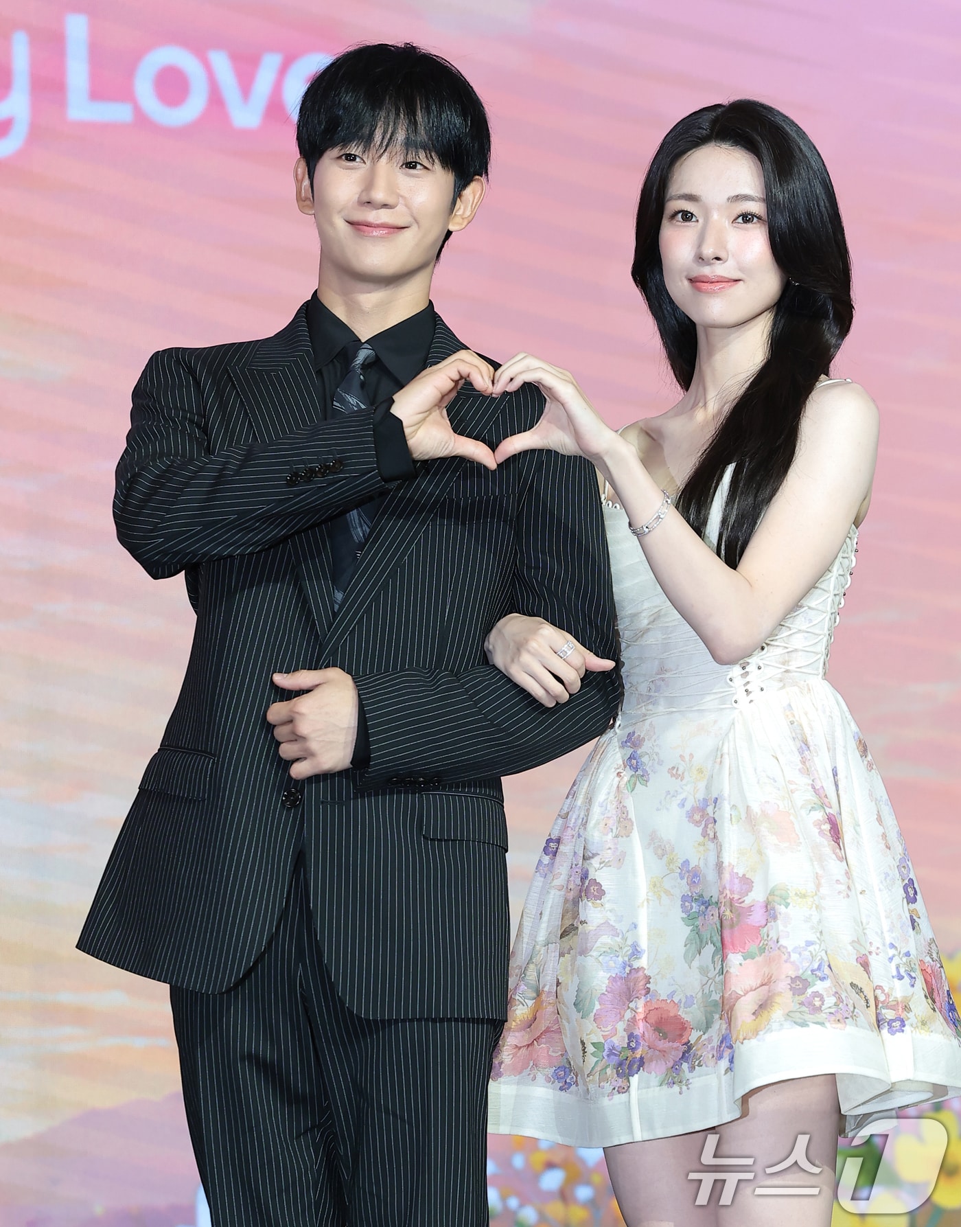 배우 정해인과 하영(오른쪽)이 5일 서울 마포구 호텔 나루 서울 엠갤러리에서 열린 넷플릭스 시리즈 '이런 엿같은 사랑' 제작발표회에서 포즈를 취하고 있다. '이런 엿같은 사랑'은 기억상실에 걸린 검사 고은새(하영 분)와 자칭 남자친구라 우기는 복싱 코치 장태하(정해인 분)의 설렘 찐득한 동거 생활을 그린 로맨틱 코미디다. 2026.8.5 ⓒ 뉴스1 권현진 기자