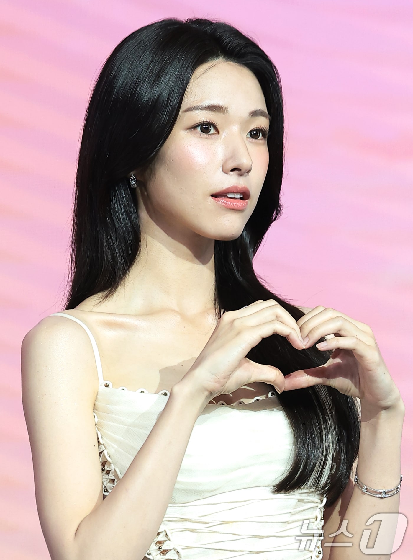 배우 하영이 5일 서울 마포구 호텔 나루 서울 엠갤러리에서 열린 넷플릭스 시리즈 '이런 엿같은 사랑' 제작발표회에서 포즈를 취하고 있다. '이런 엿같은 사랑'은 기억상실에 걸린 검사 고은새(하영 분)와 자칭 남자친구라 우기는 복싱 코치 장태하(정해인 분)의 설렘 찐득한 동거 생활을 그린 로맨틱 코미디다. 2026.8.5 ⓒ 뉴스1 권현진 기자