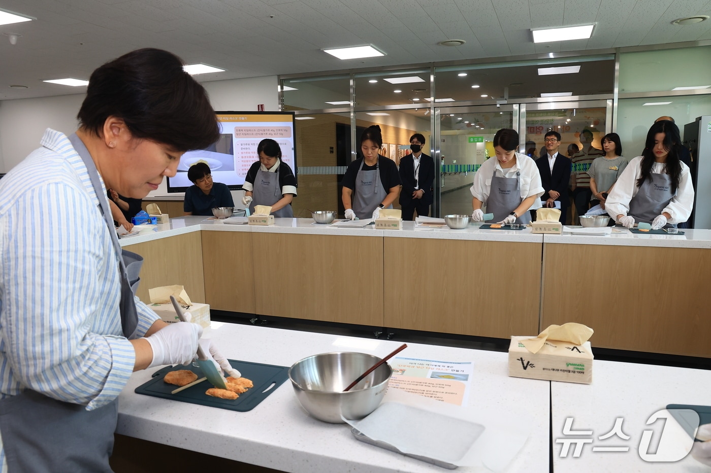 송미령 농림축산식품부 장관은 5일 임산부 친환경 농산물 꾸러미 사업 현장을 찾아 참여자들과 직접 소통하며 품질·위생 관리 강화와 공급 품목 확대를 약속했다. (농식품부 제공) /2026.8.5/