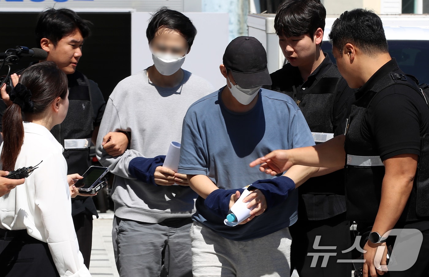 카자흐스탄에 거점을 두고 한국인을 대상으로 보이스피싱 범죄를 벌여온 조직원 2명이 5일 인천국제공항을 통해 국내로 송환돼 부산 수영경찰서에 입감되고 있다. 2026.8.5 ⓒ 뉴스1 윤일지 기자