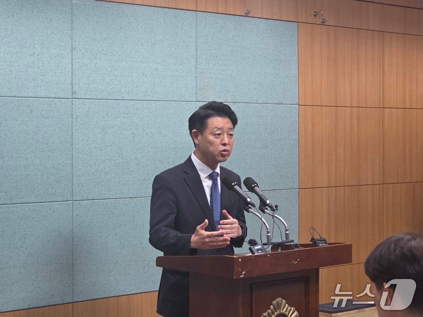 김영호 더불어민주당 최고위원 후보가 5일 전북도의회 브리핑룸에서 기자회견을 갖고 있다./뉴스1