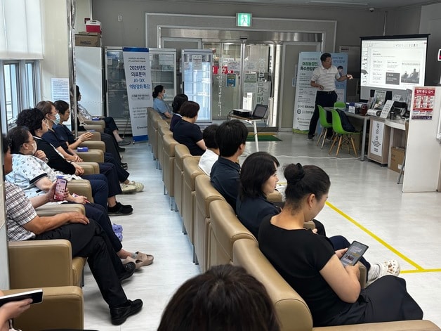 충북보건과학대학교 AI-CARE센터가 5일 괴산성모병원을 찾아 앵커사업 2차 지역 맞춤 과정 교육을 진행했다.(충북보과대 제공. 재판매 및 DB)