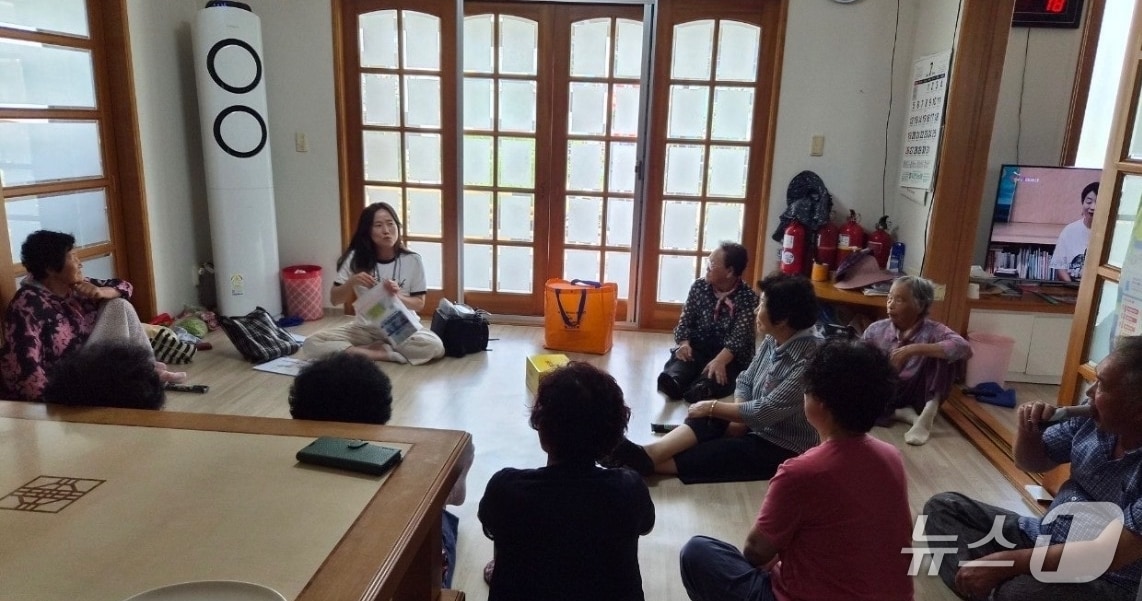 칠곡군 공무원들이 5일 마을 경로당을 찾아 폭염취약계층 안부를 확인하고 있다.(칠곡군 제공. 재판매 및 DB금지)/뉴스1
