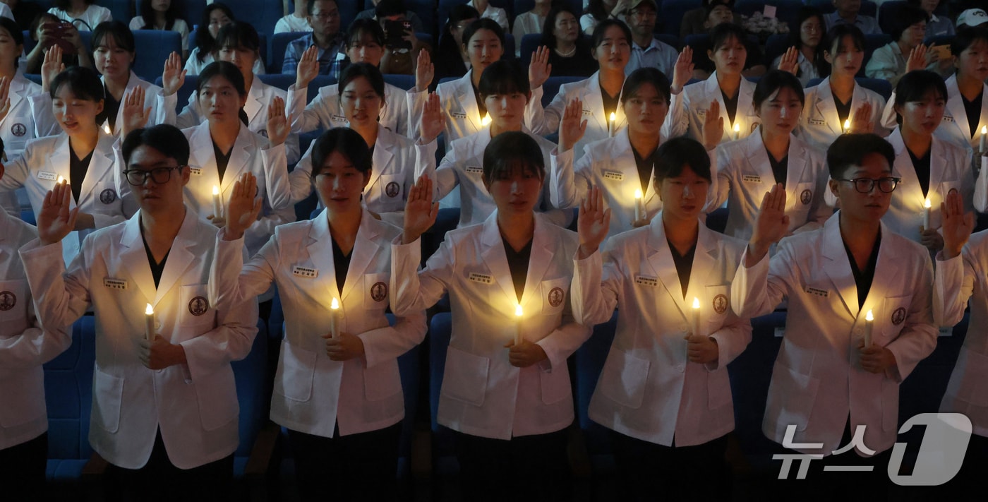 국군간호사관학교 생도들이 나이팅게일 선서를 하고 있다./뉴스1