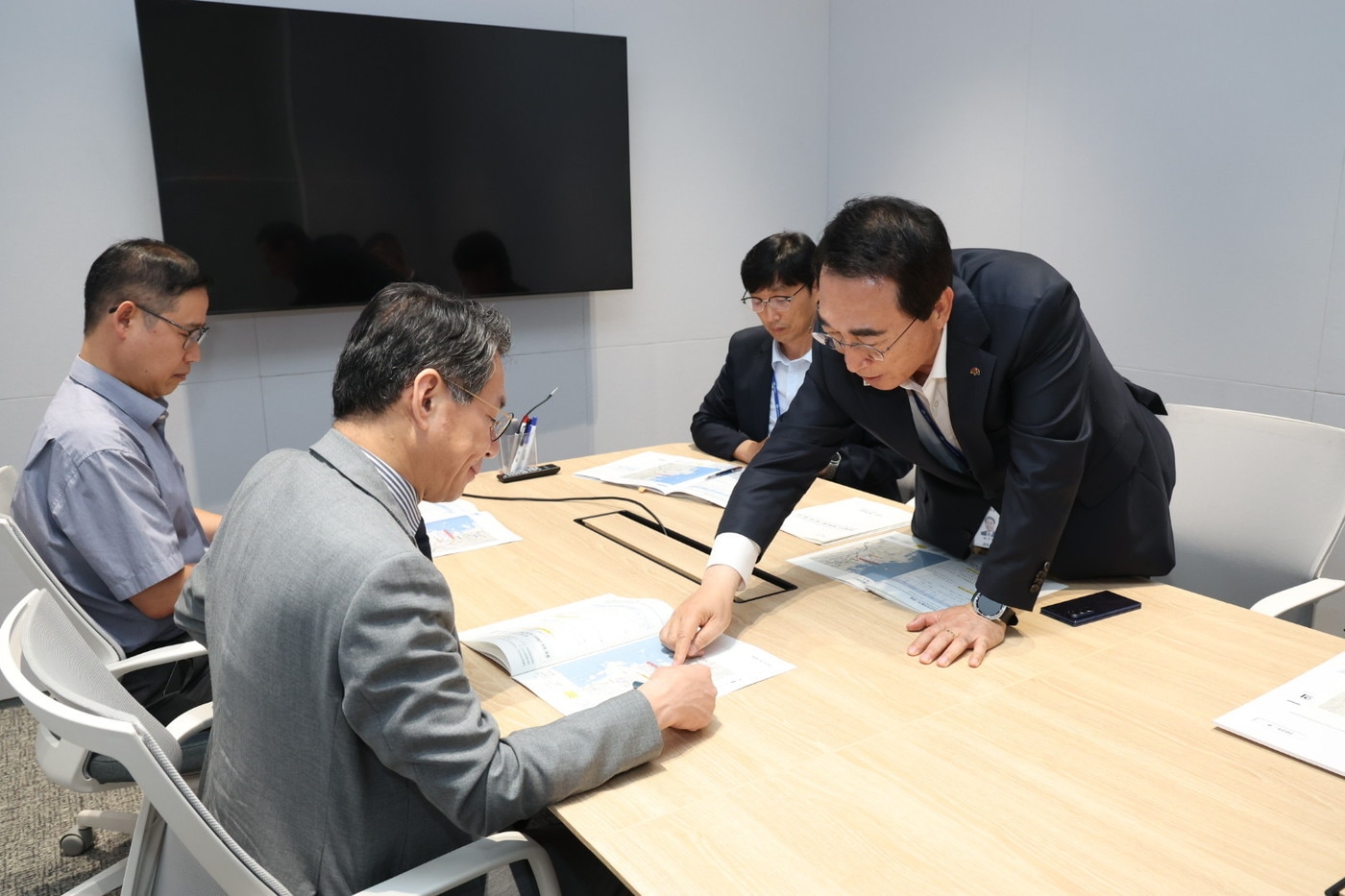 박수현 충남지사(오른쪽)가 조용범 기획예산처 차관에게 도 핵심 현안 사업의 정부 예산안 반영을 건의하고 있다.(도 제공. 재판매 및 DB금지)/뉴스1
