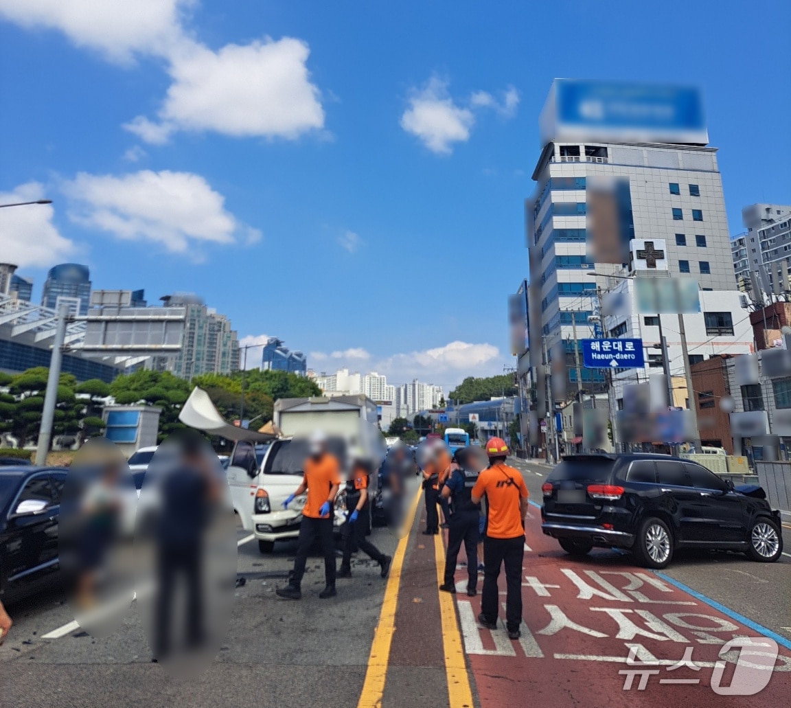 5일 오전 11시쯤 부산 해운대구 우동 올림픽교차로 인근에서 차량 5대가 충돌하는 사고가 발생했다. 사진은 사고 현장 모습. (해운대경찰서 제공. 재판매 및 DB금지)