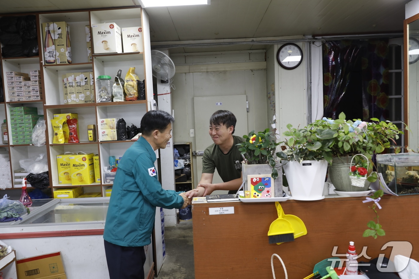 김길수 강원 영월군수가 지난 4일 서부시장과 중앙시장을 찾은데 이어 앞선 3일에는 전통시장 상인회와 간담회를 갖는 등 민생경제 상황을 살폈다. (영월군 제공. 재판매 및 DB금지) 2026.8.5/뉴스1
