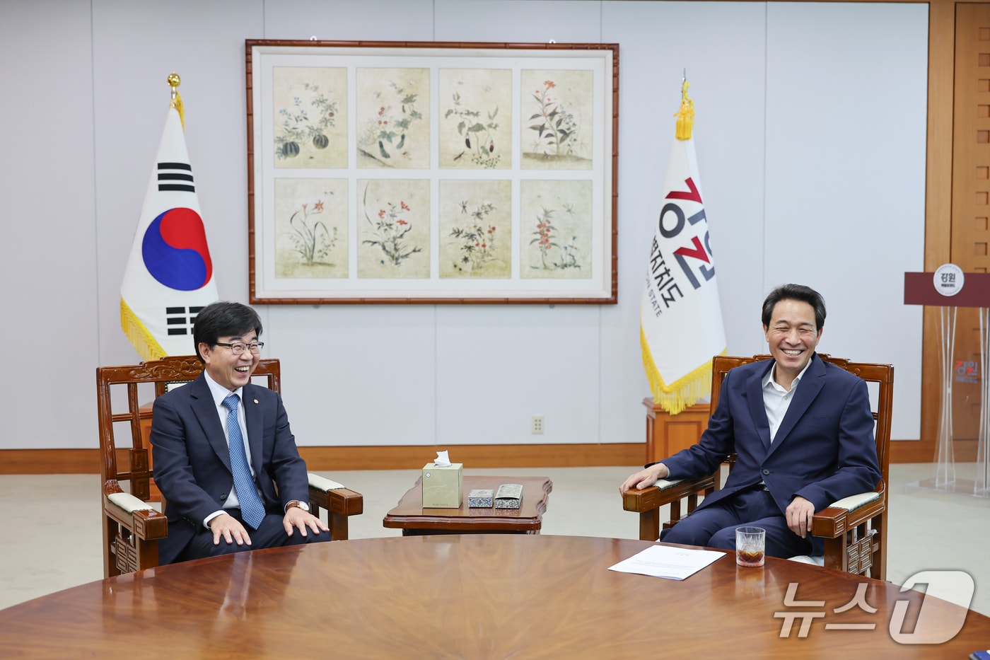 우상호 강원특별자치도지사는 5일 도청에서 인태연 소상공인시장진흥공단 이사장과 면담을 가졌다.(강원도 제공. 재판매 및 DB금지)/뉴스1