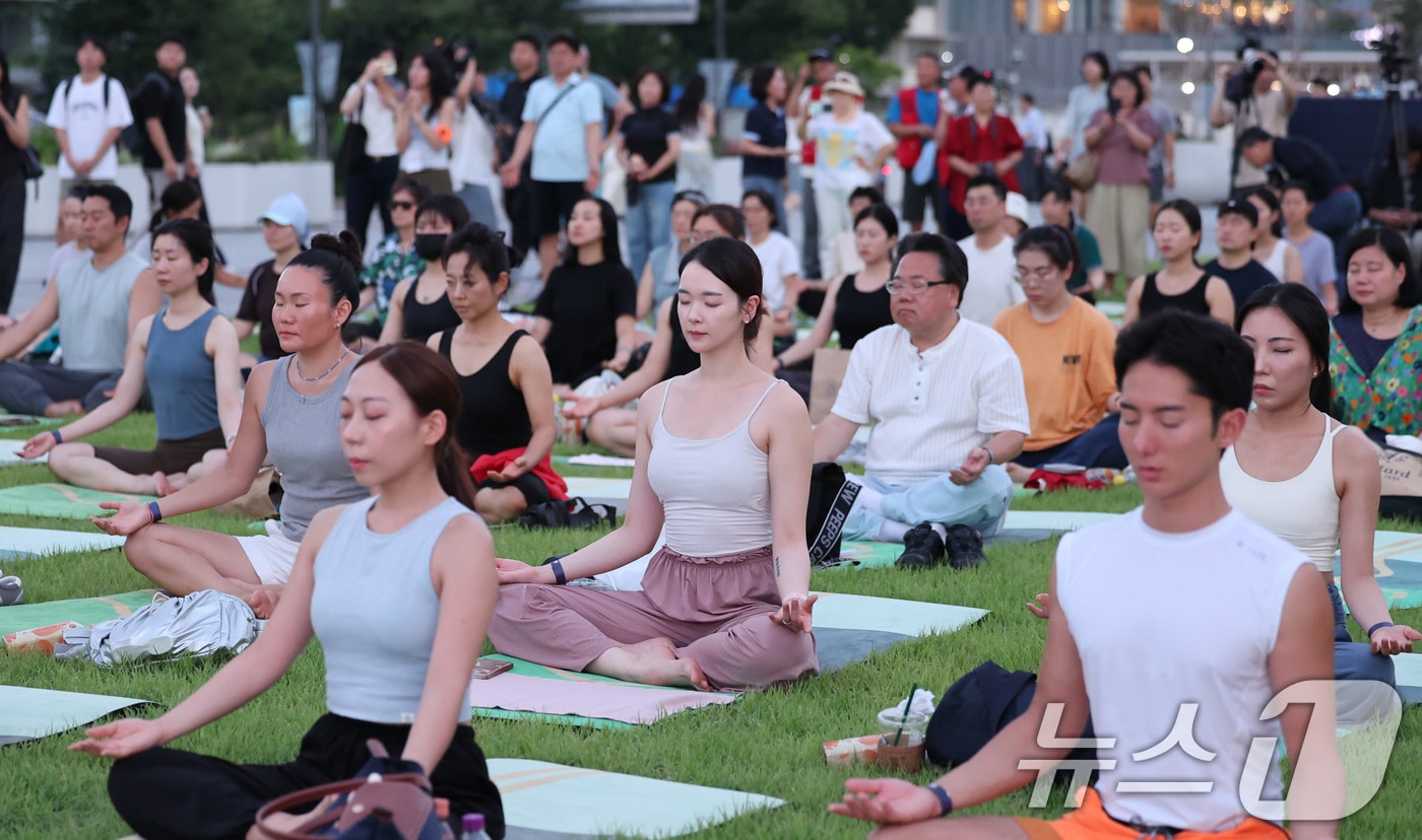 5일 서울 광화문광장에서 열린 '광화문 달빛요가'에 참가한 시민들이 요가를 하며 몸과 마음의 휴식을 취하고 있다. 2026.8.5 ⓒ 뉴스1 박지혜 기자