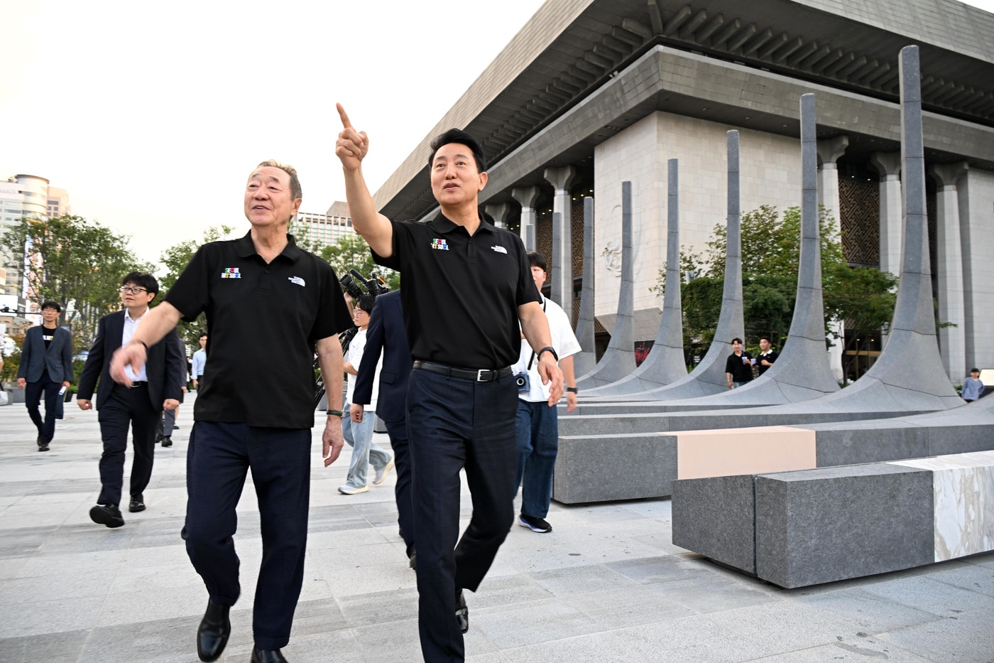 오세훈 서울시장이 5일 광화문 달빛요가 개막식에 참석해 요가 동작 시연에 참여하고 있다.(서울시 제공)