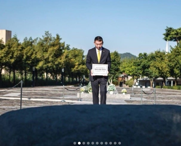 김용민 더불어민주당 의원이 지난 1일 고(故) 노무현 전 대통령 묘소를 찾아 '형사소송법 개정안' 국회 통과사실을 알리고 있는 모습. (김용민 의원 SNS 갈무리) (재판매 및 DB금지) /뉴스1