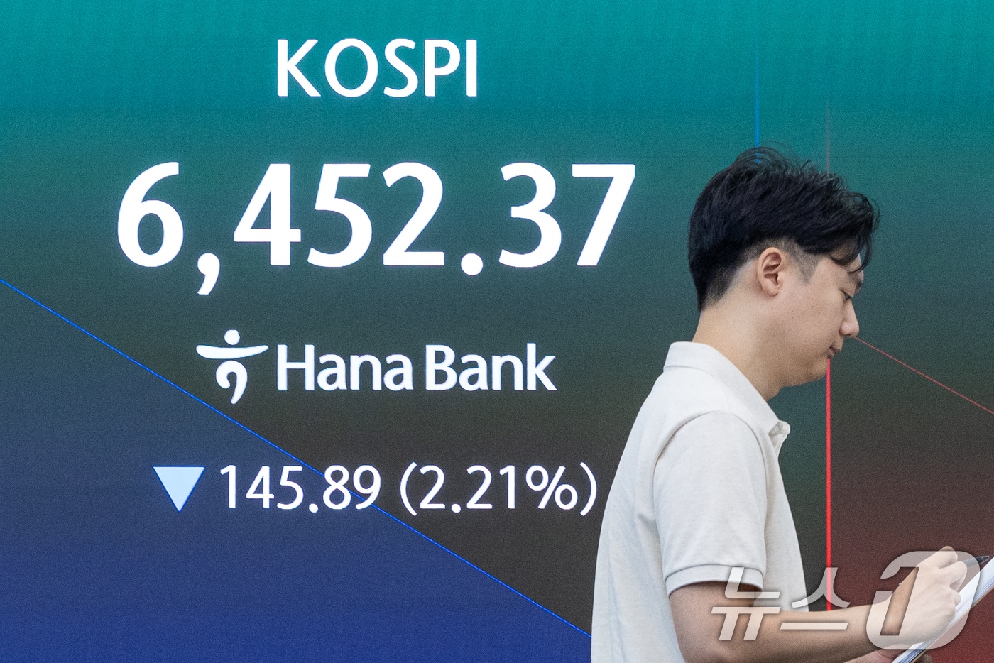 6일 오전 서울 중구 하나은행 본점 딜링룸 전광판에 코스피 지수 개장 후 시황이 나오고 있다. 2026.8.6 ⓒ 뉴스1 안은나 기자