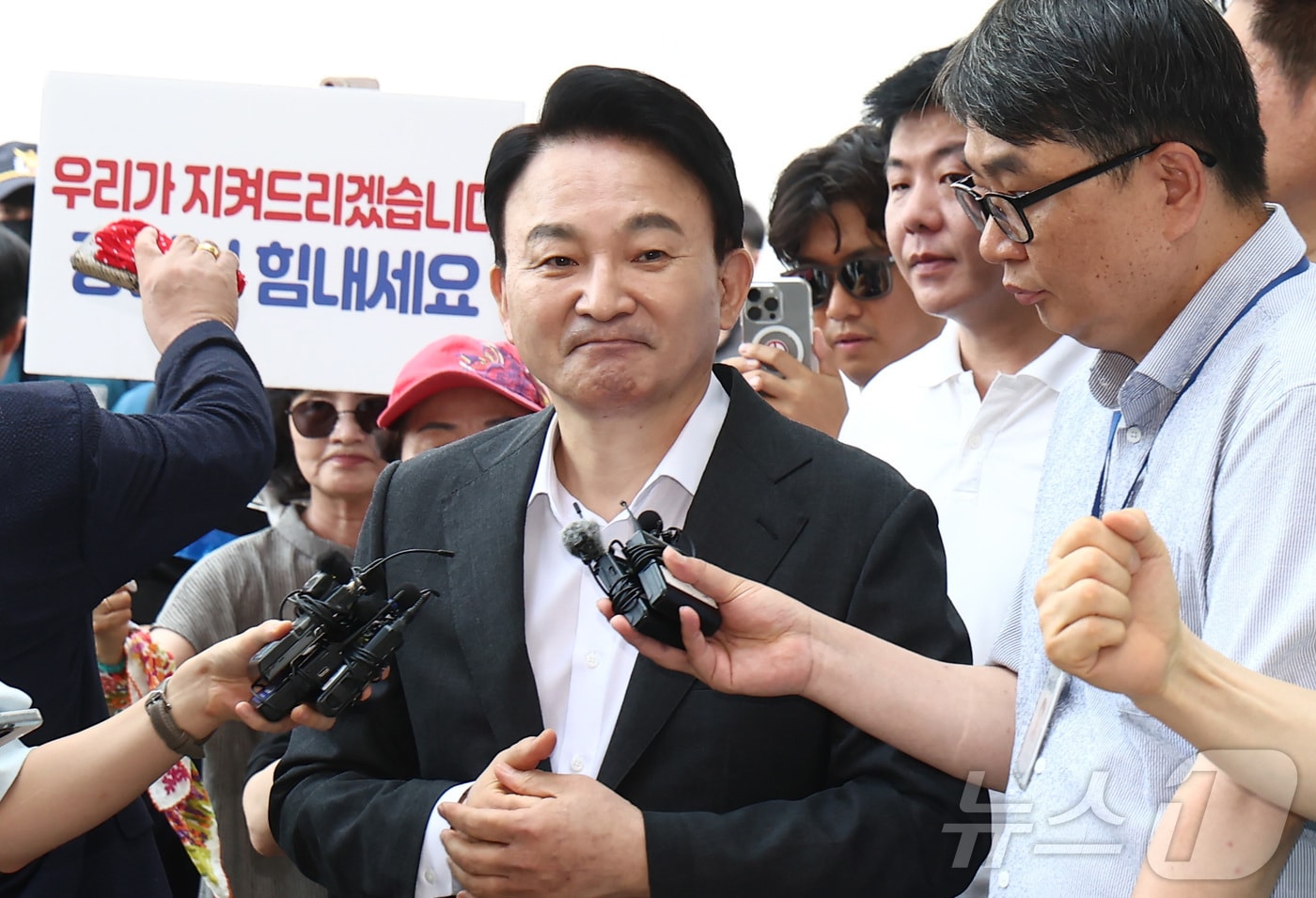 원희룡 전 국토교통부 장관이 6일 오전 직권남용권리행사방해 혐의 관련 피의자 조사를 받기 위해 경기 과천 2차 종합특검 사무실로 출석하고 있다. 2026.8.6 ⓒ 뉴스1 김민지 기자