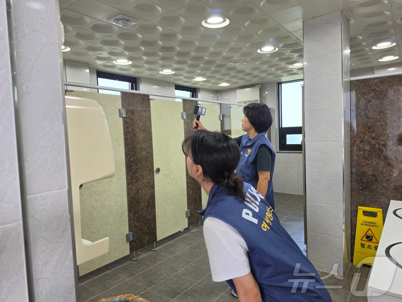 광주 동부경찰이 6일 조선대학교 일대 화장실에서 불법 촬영 카메라 설치 여부를 점검하고 있다. (동부경찰 제공. 재판매 및 DB 금지)
