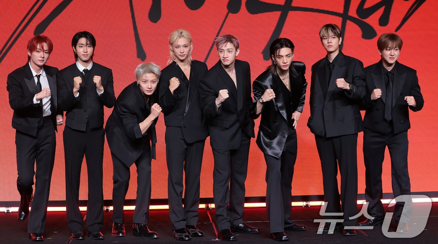 그룹 스트레이 키즈(Stray Kids)의 리노(왼쪽부터)와 한, 아이엔, 필릭스, 방찬, 현진, 승민, 창빈이 6일 서울 영등포구 콘래드 서울에서 열린 새 미니앨범 'THIS & THAT'(디스 앤드 댓) 발매 기자간담회에서 포즈를 취하고 있다. 2026.8.6 ⓒ 뉴스1 권현진 기자