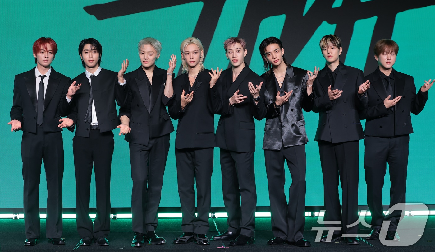 그룹 스트레이 키즈(Stray Kids)의 리노(왼쪽부터)와 한, 아이엔, 필릭스, 방찬, 현진, 승민, 창빈이 6일 서울 영등포구 콘래드 서울에서 열린 새 미니앨범 'THIS & THAT'(디스 앤드 댓) 발매 기자간담회에서 포즈를 취하고 있다. 2026.8.6 ⓒ 뉴스1 권현진 기자