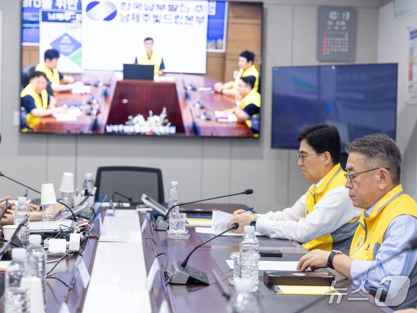 한국남부발전 김준동 사장(오른쪽)이 6일 부산 본사에서 전력피크 대비 전력수급 비상대응훈련을 진행하고 있다. (남부발전 제공) /2026.8.6/