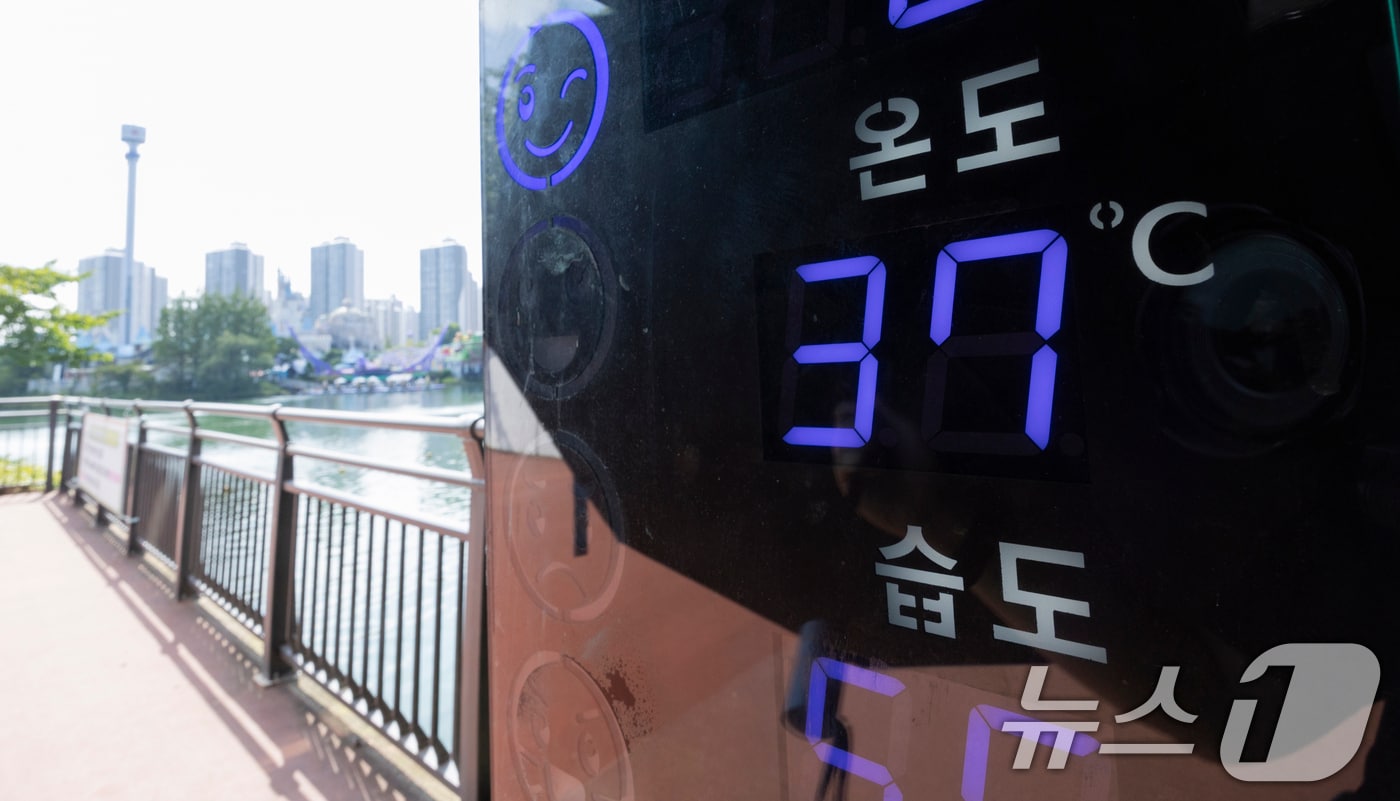 전국에 극한폭염이 계속되는 가운데 6일 서울 송파구 석촌호수에 위치한 온도계가 37도를 기록하고 있다. 2026.8.6 ⓒ 뉴스1 최지환 기자