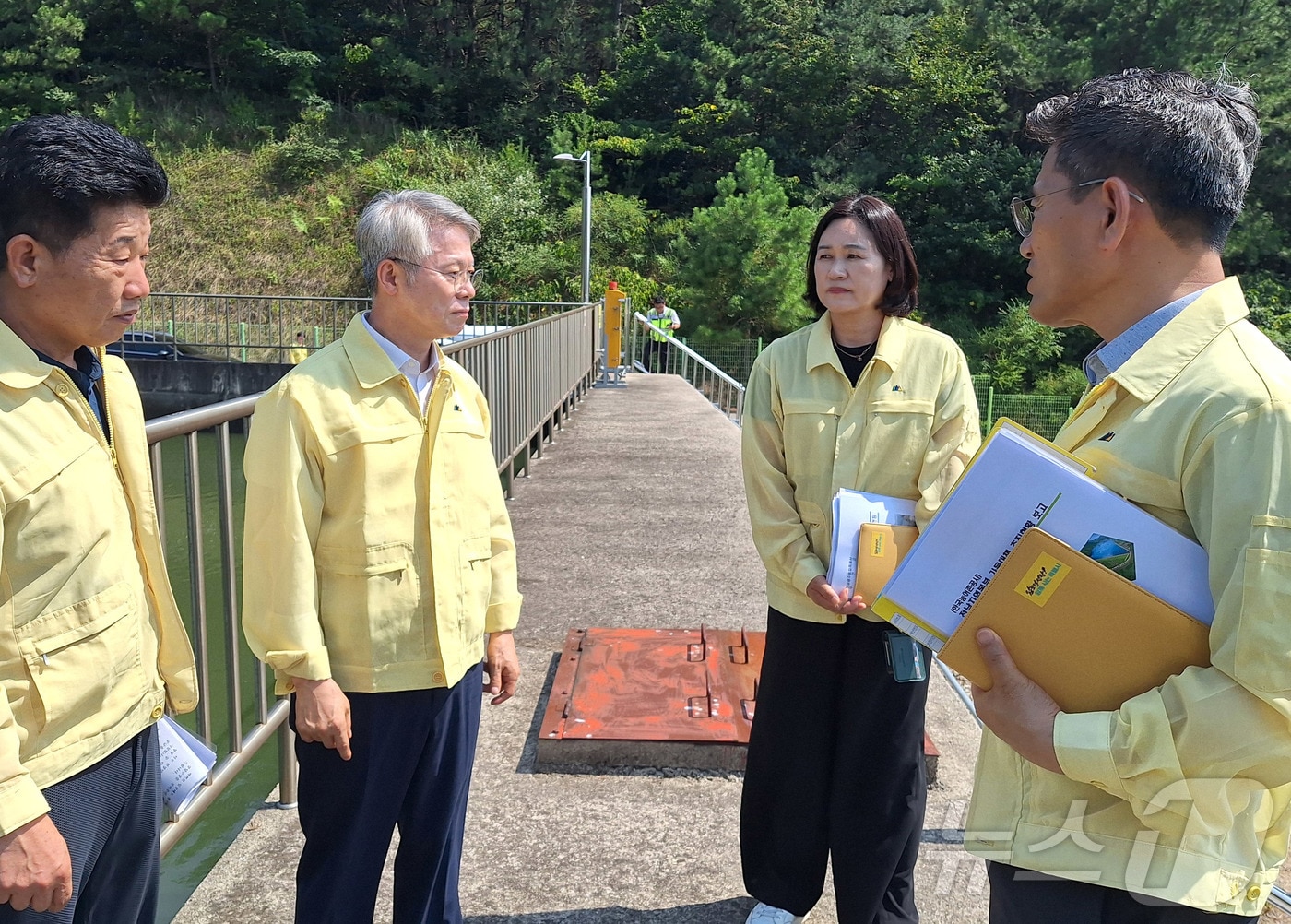 민형배 전남광주통합특별시장이 6일 무안 현경양수장을 찾아 가뭄 대응을 위한 농업용수 공급 현황과 양수시설 가동 상태를 점검했다.(전남광주통합특별시 제공. 재판매 및 DB금지)2026.8.6 ⓒ 뉴스1 전원 기자
