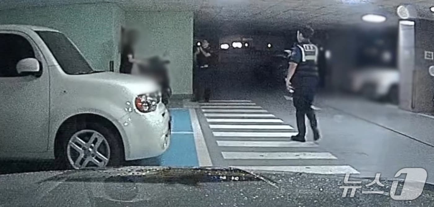 지난달 14일 부산 남구 감만사거리 인근 오피스텔에서 경찰의 정지 요구에 불응해 달아난 오토바이 운전자가 경찰에 붙잡혔다. (남부경찰서 제공. 재판매 및 DB금지)