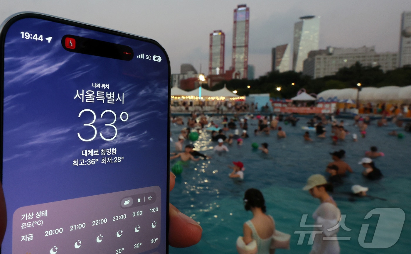 한강서 물놀이로 더위 식히는 시민들 (자료사진) /뉴스1