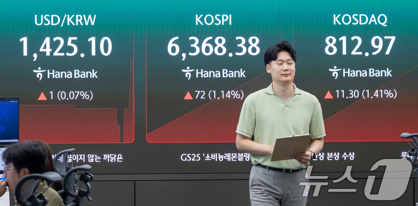 7일 오전 서울 중구 하나은행 본점 딜링룸 전광판에 코스피, 코스닥 지수, 달러·원 환율 개장 후 시황이 나오고 있다. 2026.8.7 ⓒ 뉴스1 안은나 기자